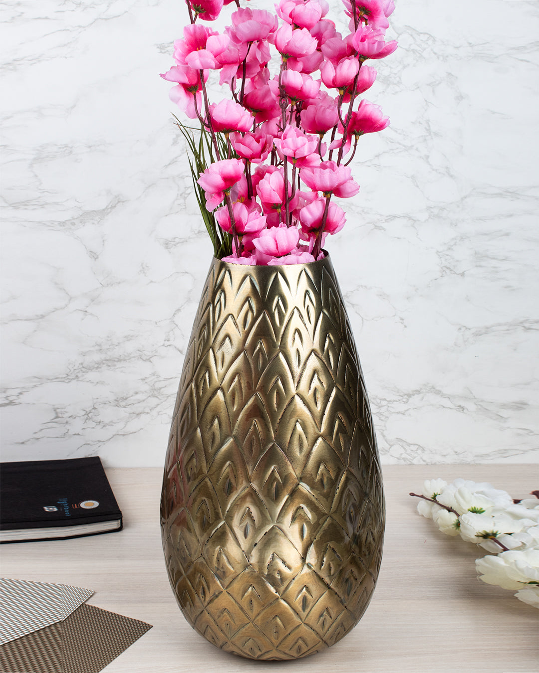 VON CASA Table Flower Vase, Hammered Finish, Golden Colour, Mild Steel