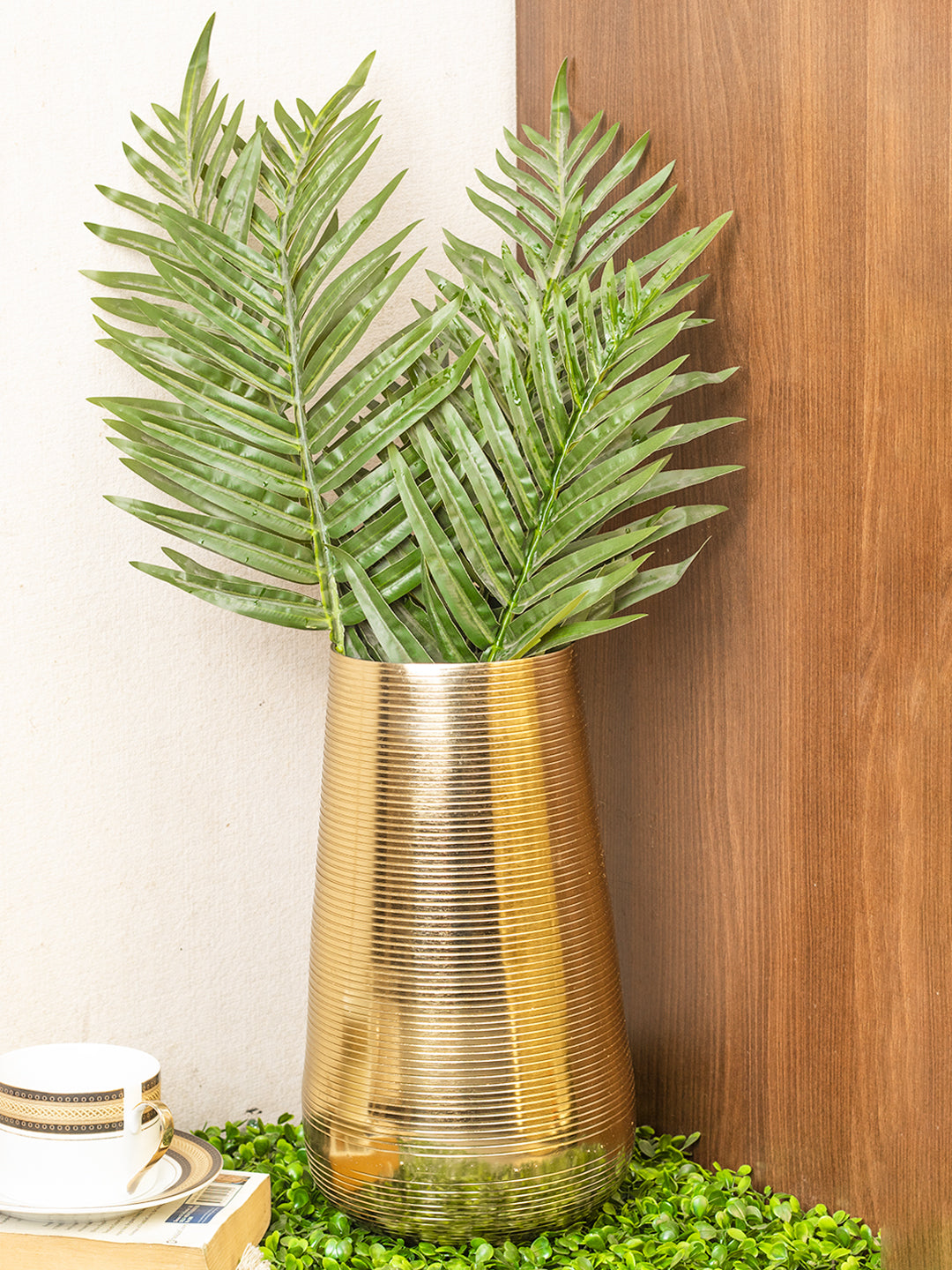 Decorative Modern Gold Metal Table Ribbed Flower Shape Vase for Festive Décor